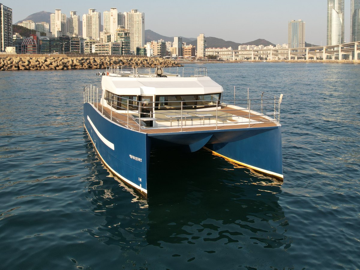 마린시티를 배경으로 운항하는 주간의 리버 49