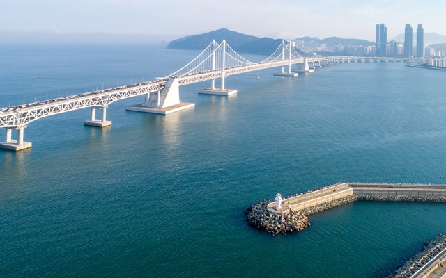 바다 위를 가로지르는 광안대교