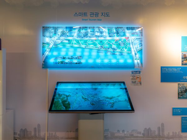 대형 화면으로 보는 스마트 관광 지도