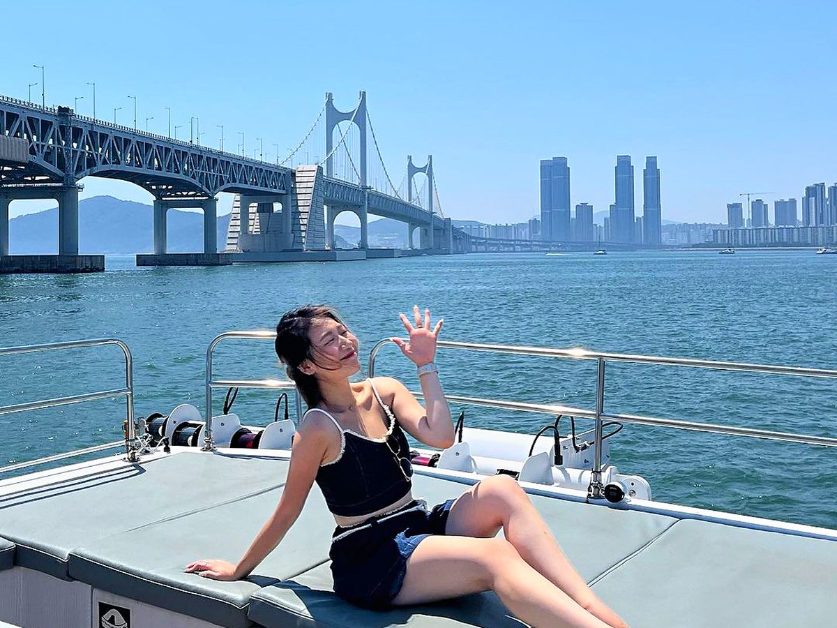 파란 하늘 아래 갑판에 앉아 있는 퍼블릭 투어 손님