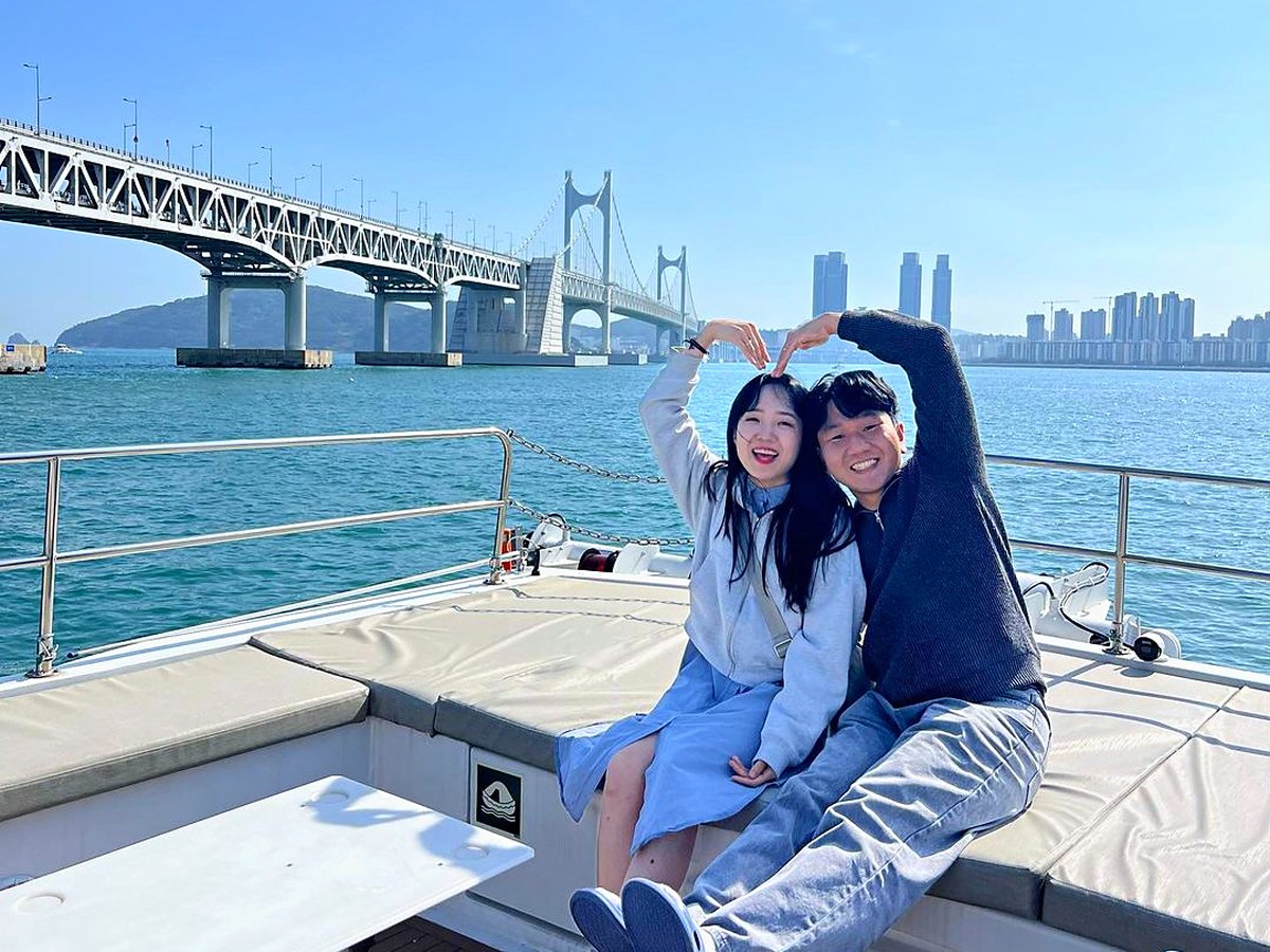 광안대교를 배경으로 기념사진을 남기는 손님