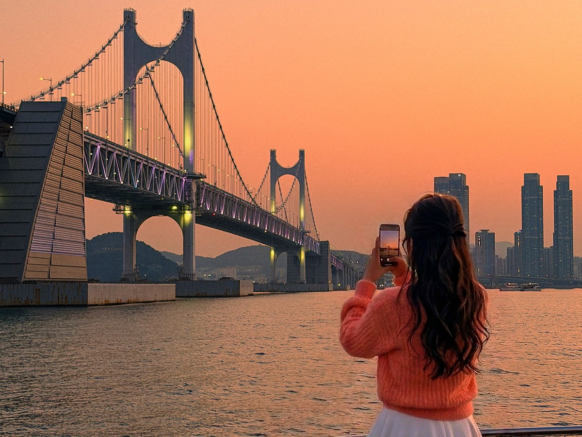 황금빛 노을과 광안대교를 사진에 담는 손님