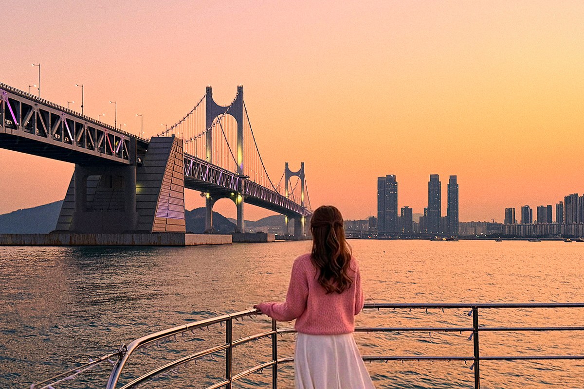광안대교 앞 노을 속을 운항하는 선셋 크루즈