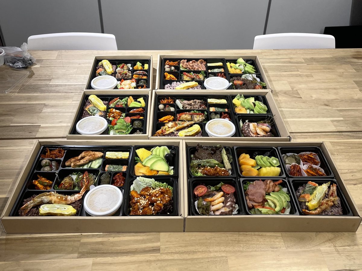테이블에 차려진 한식 도시락