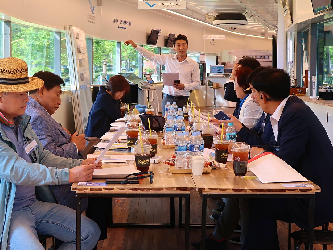 창가로 공원이 보이는 1층 실내 행사장