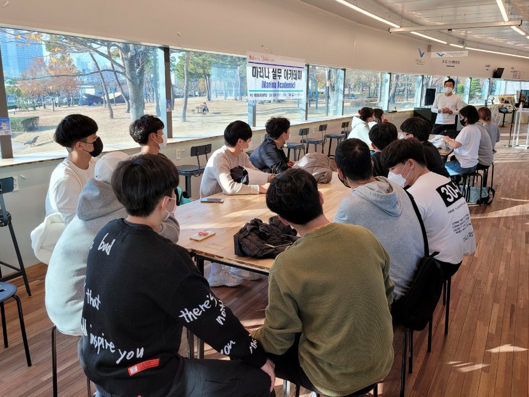 창가 바 좌석에 앉은 참석자들