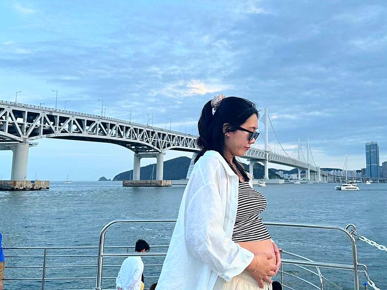 광안대교를 배경으로 갑판에 선 손님