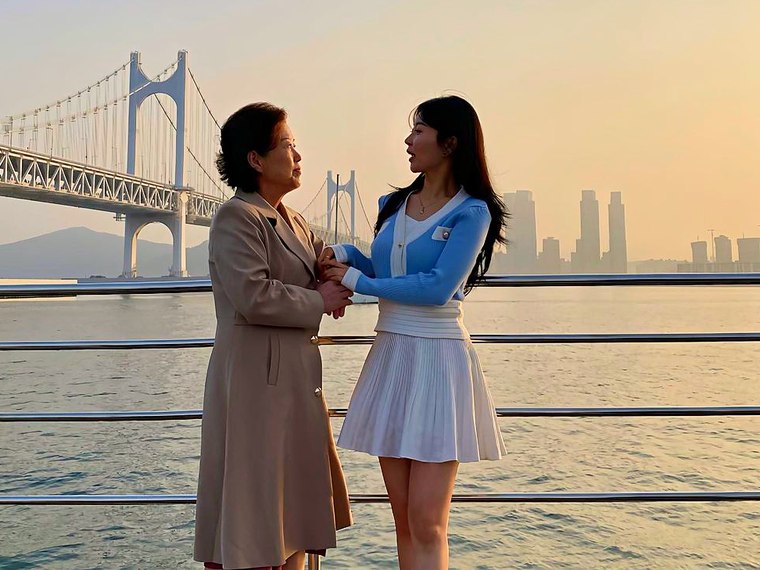 광안대교 앞에서 사진을 찍는 두 손님