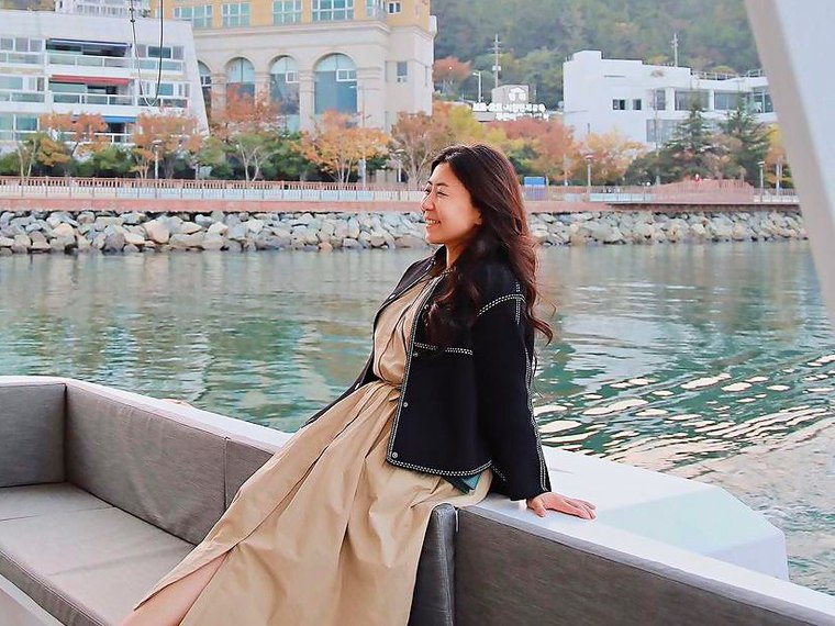 선내 좌석에 앉아 창밖을 보는 손님