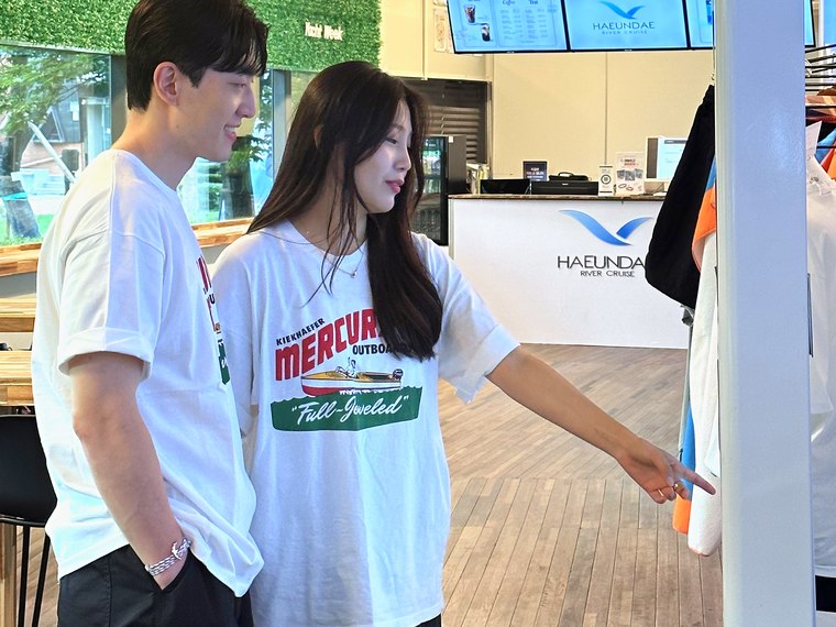 매표소에서 탑승을 기다리는 손님들